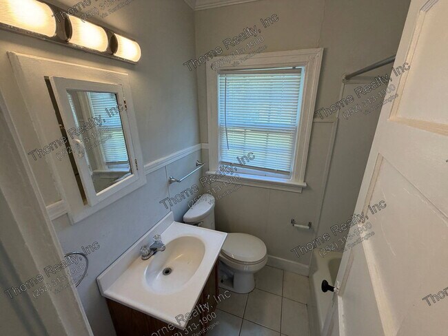 Building Photo - 2233 Oak Dr