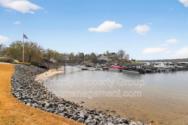 Building Photo - 16205 Riverpointe Dr