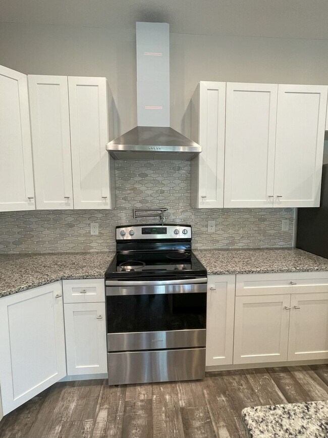 Building Photo - Lovely and Unique Custom-built Duplex Avai...