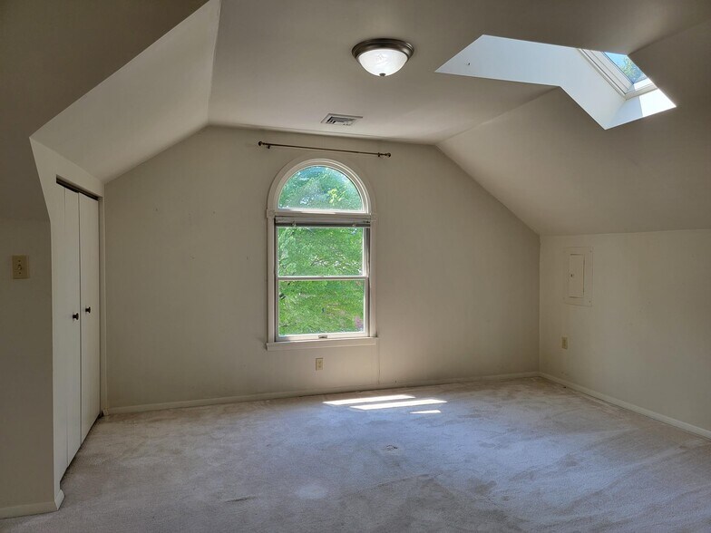 Building Photo - 1029 Quentin Rd