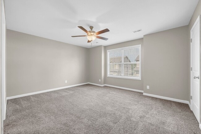 Building Photo - 135 Country Ln
