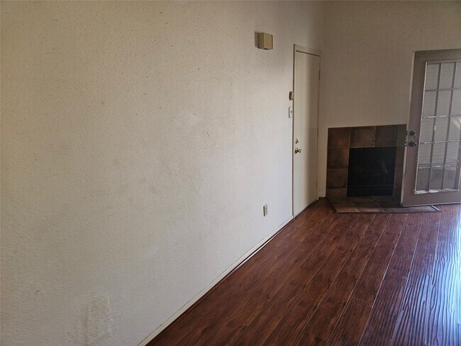 Building Photo - 2425 Holly Hall St