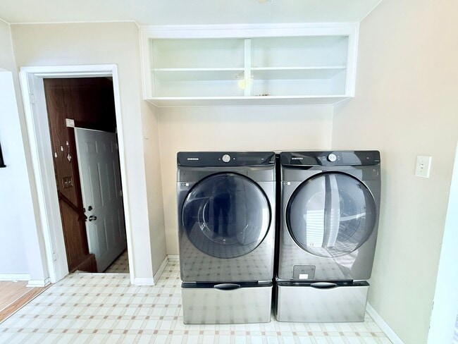 Building Photo - 3-Bed House in Waterloo