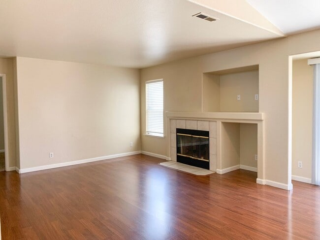 Building Photo - 4 Bedroom Home in Hollister with Huge Backyard!