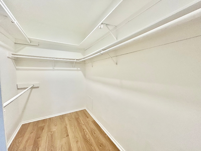 Building Photo - 2038 S Bentley Ave