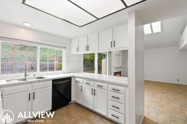Building Photo - Spacious 4 bed, 2.5 bath Home Available Now in the Turtle Rock community
