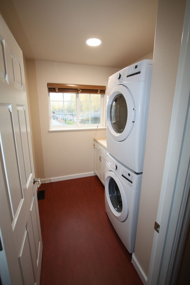 Building Photo - Lovely 4-Bedroom, 2.5-Bathroom Fully Furni...