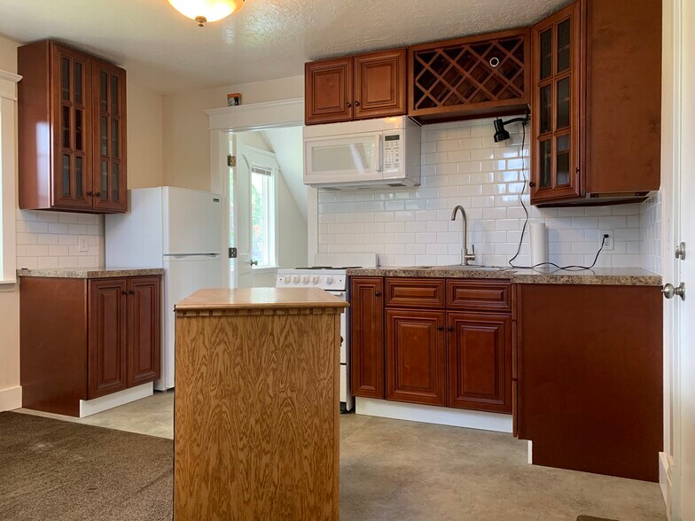 Kitchen - 647 N Morton St