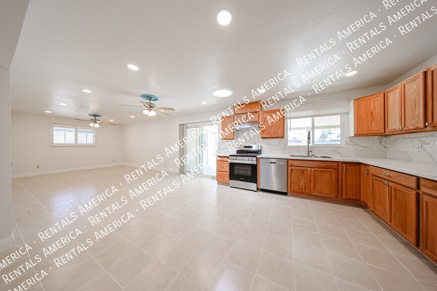 Building Photo - 935 E Wesleyan Dr