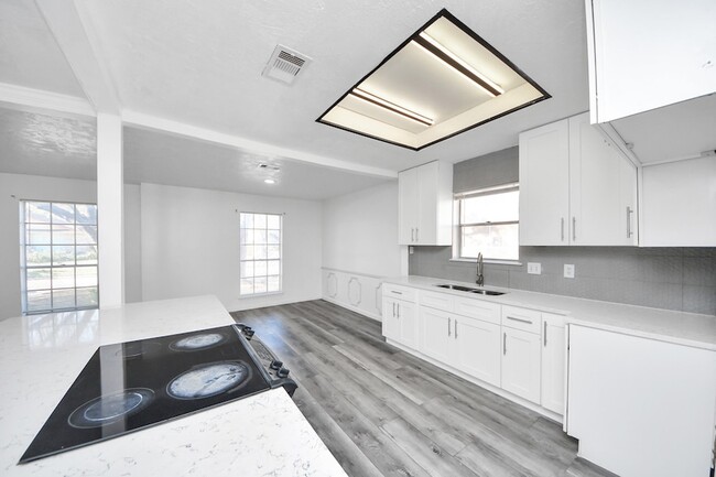 Building Photo - 8011 La Roche Ln