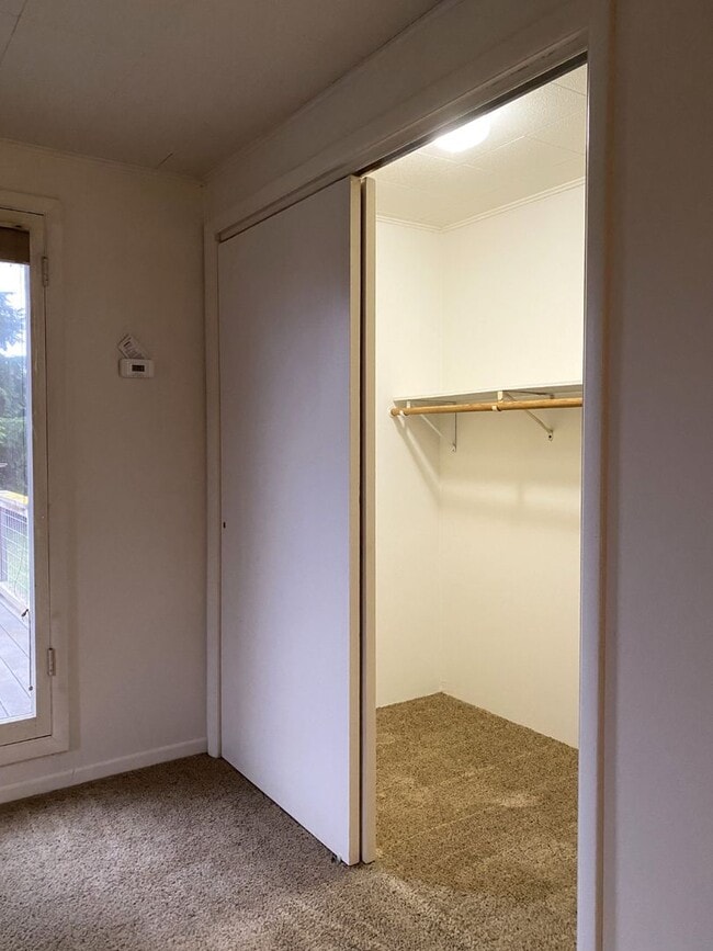 Building Photo - Quaint Hood River Cottage