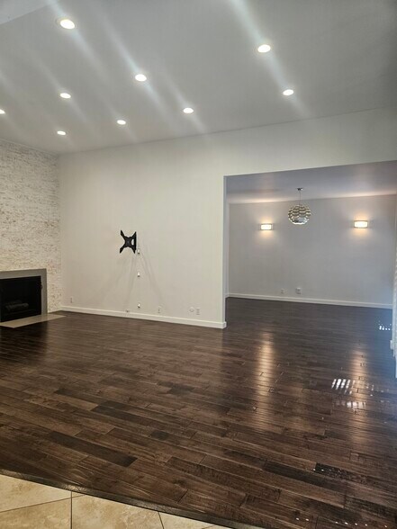 Building Photo - 8871 Burton Way