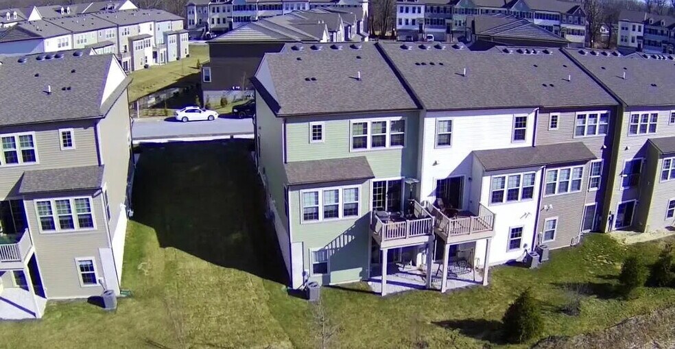 Building Photo - 49 Locks Farm Ln