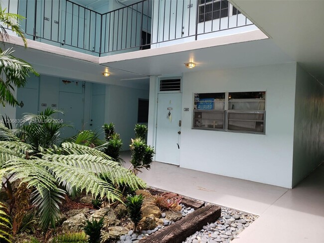 Building Photo - 2539 BAYSHORE Dr