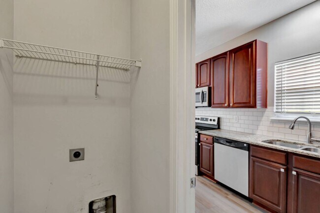 Building Photo - Lakes of Summerville