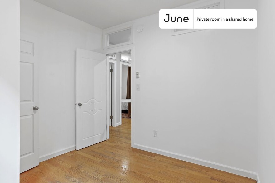 Building Photo - Private bedroom in 3 bed/1 bath Home