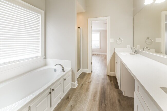 Building Photo - 440 Fairway Ct