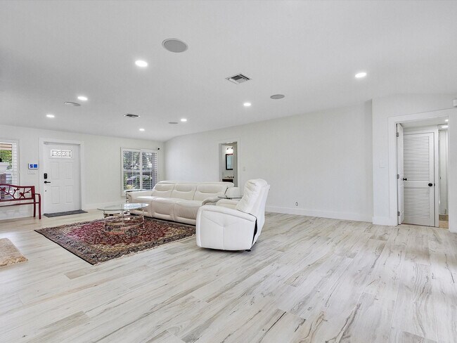 Building Photo - 411 Poinciana Dr