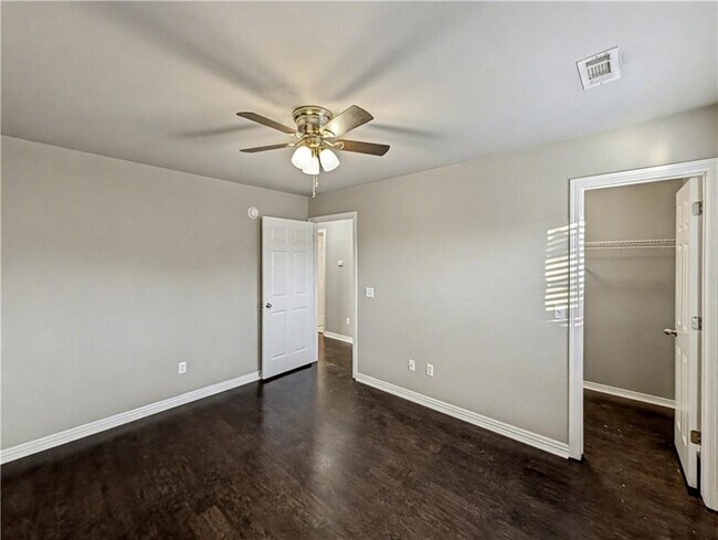 Building Photo - 3803 SW Carriageway Ave