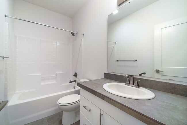 Building Photo - 2Bd/2.5Ba Bellevue Townhouse