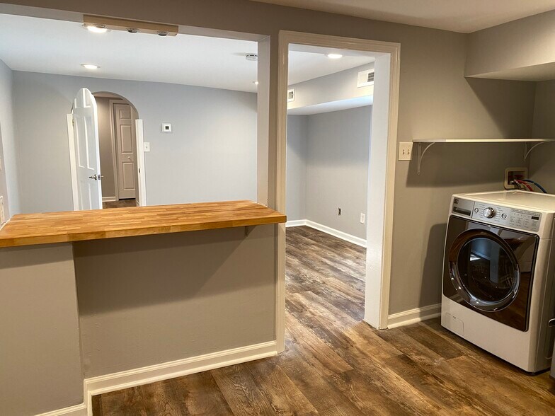 Building Photo - 565 pennington ave