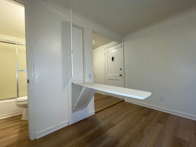 Building Photo - LOWER SOUTH HILL ONE BED NEAR HUCKLEBERRY'...