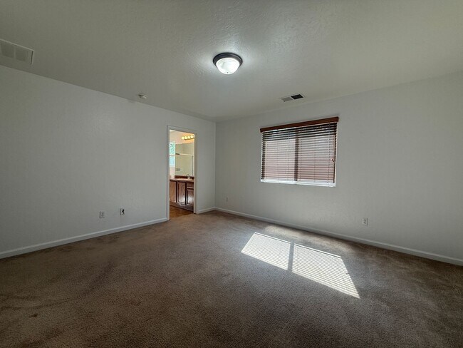 Building Photo - 3-bedrooms and two bathrooms home located in Visalia, CA