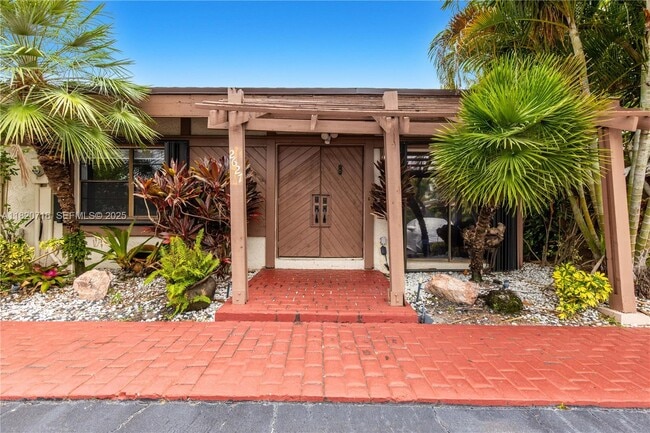 Building Photo - 2627 Parkview Dr S