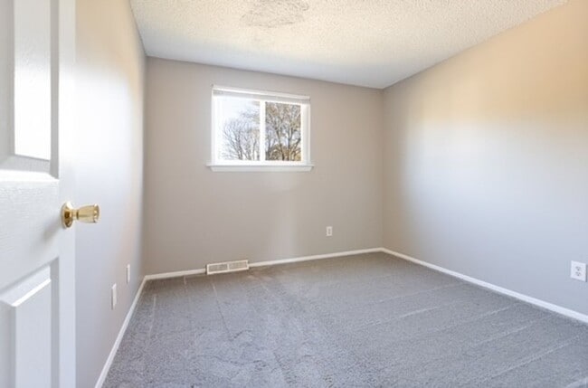 Building Photo - Spacious Split-Level Comfort & Modern Style in Columbus!