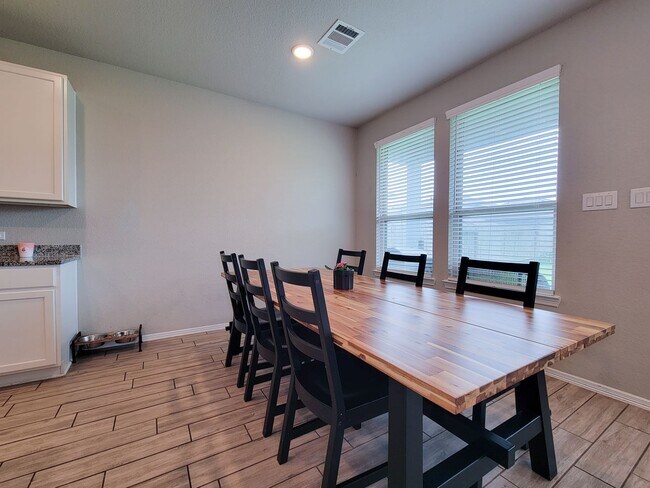 Building Photo - Beautifully updated 5-bedroom, 3.5-bath home located on a quiet cul-de-sac in a desirable Houston...