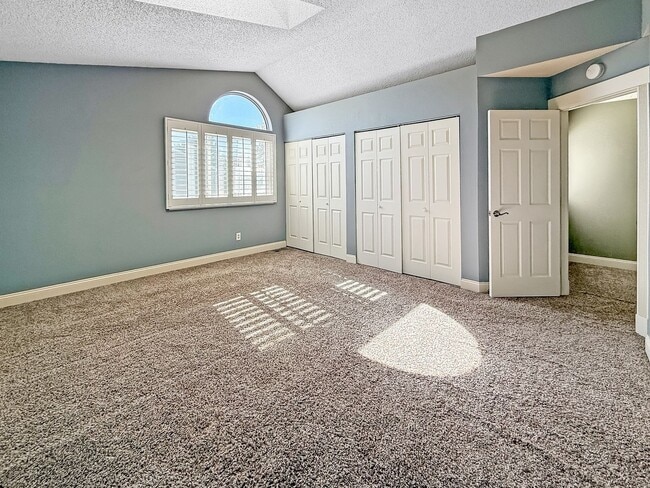 Building Photo - $0 DEPOSIT OPTION. CHARMING TWO-STORY TOWNHOUSE WITH FINISHED BASEMENT, GARAGE, AND HOA AMENITIES...