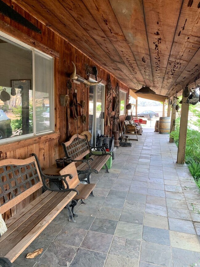 Primary Photo - Butte Valley 3 bed 2 bath home, Privacy, n...