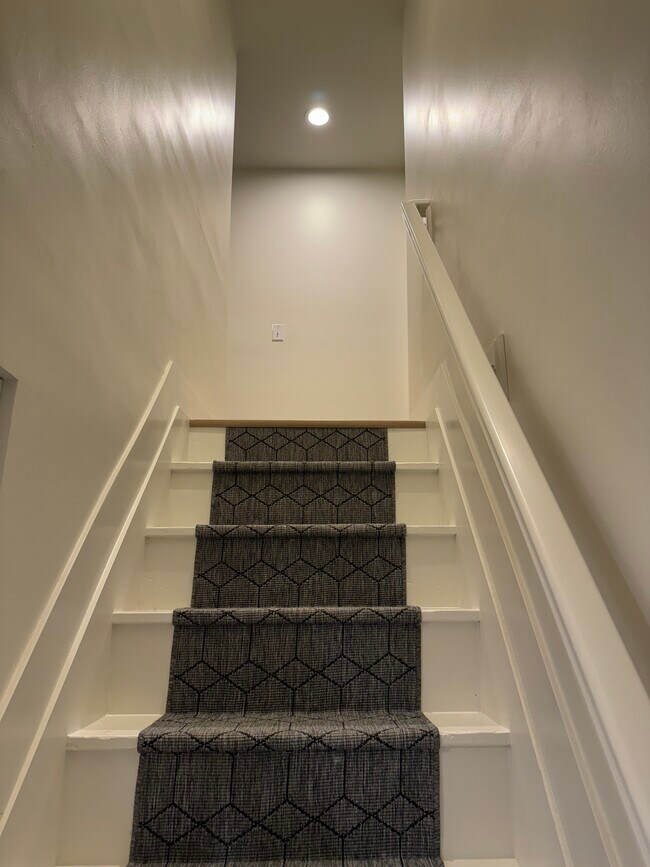 Building Photo - 1612 N Star Ave