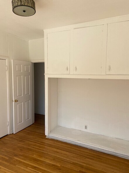 Building Photo - 800 N Mansfield Ave