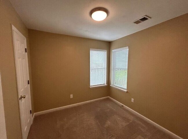 Building Photo - 5 Southwell Ct