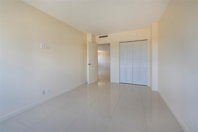 Building Photo - 2555 NE 11th St