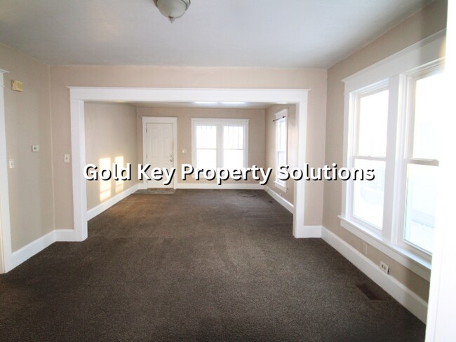 Building Photo - 2 BR 1 BA House with Dining Room and Basement SECTION 8 APPROVED