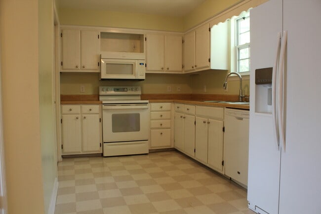 Building Photo - Charming Townhome