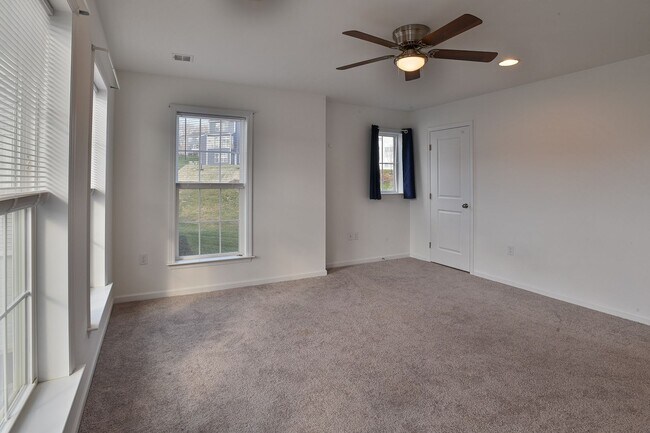Building Photo - 3118 Grove Ct