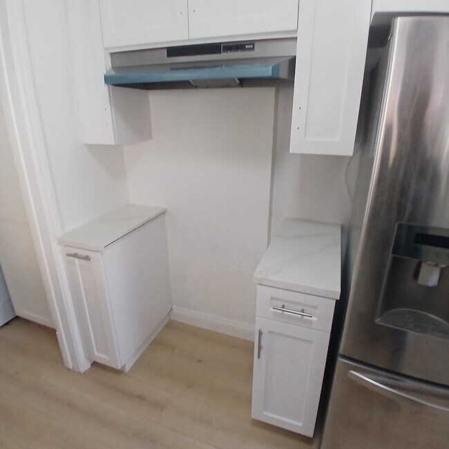 Building Photo - 434 S Del Mar Ave