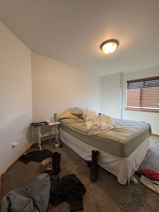 Building Photo - 3-Bedroom Home for Lease with Fenced Backyard