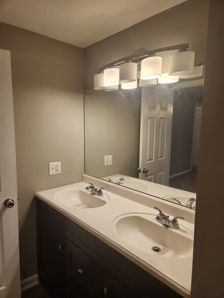 Building Photo - 170 Forestview Cir