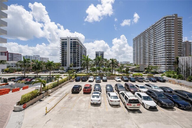Building Photo - 2030 S Ocean Dr