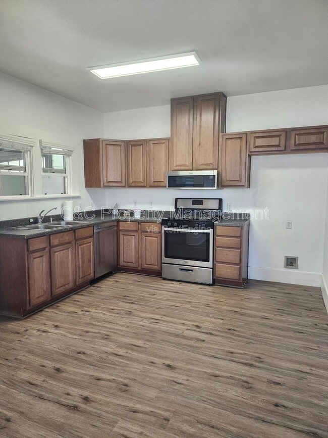 Building Photo - 765 E San Joaquin Ave