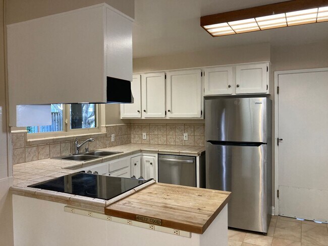 Building Photo - 1960 Harris Ave