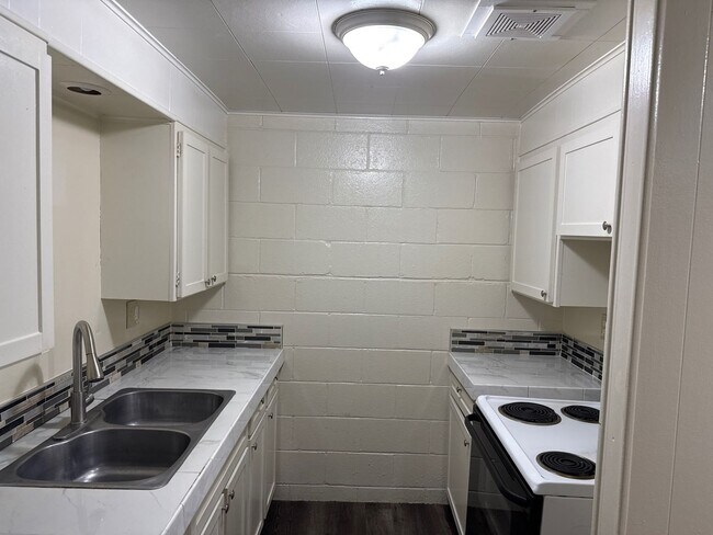 Building Photo - 902 S 29th Ave