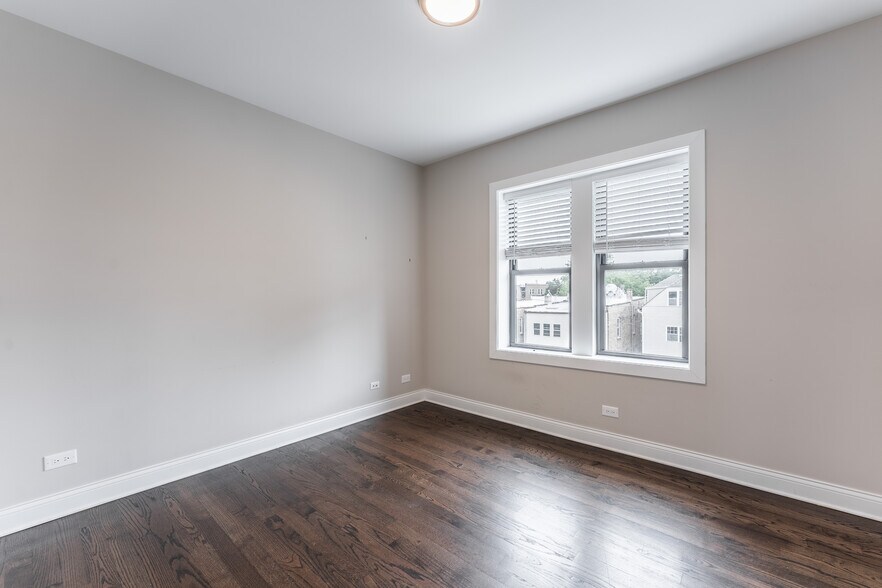 Building Photo - 2238 N Sawyer Ave