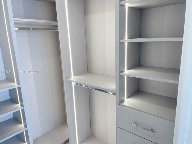 Building Photo - 700 NE 24th St