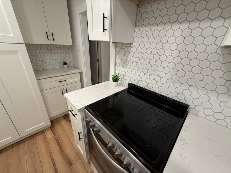 Building Photo - 717 Asbury Ave