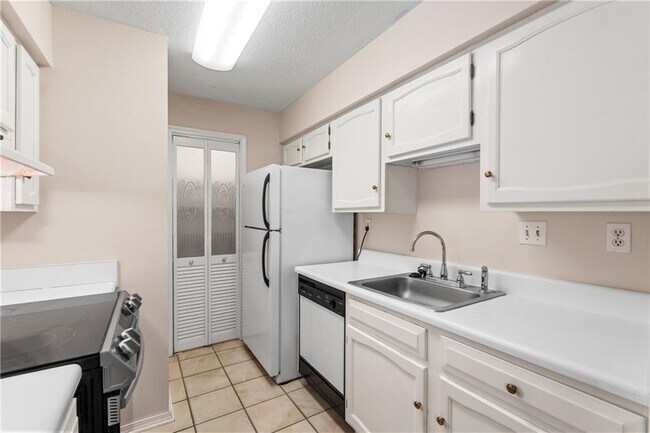 Building Photo - 6040 Grelot Rd